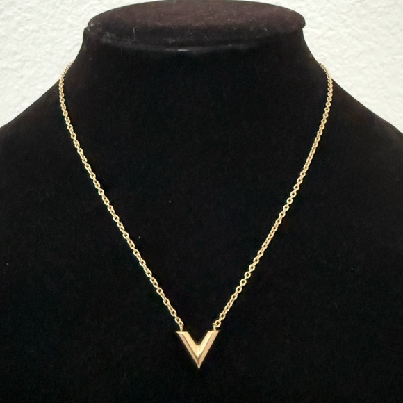 LOUIS VUITTON Essential V Gold Tone Necklace - Picture 3 of 8